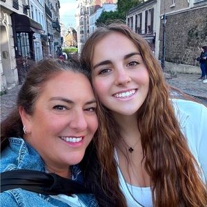 Meet your Poshers, Carrie and Brooke